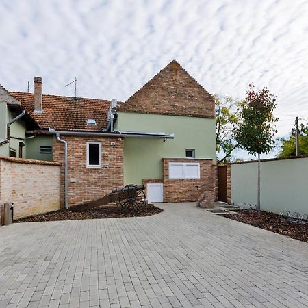 Anova Apartman Gyula Luaran gambar